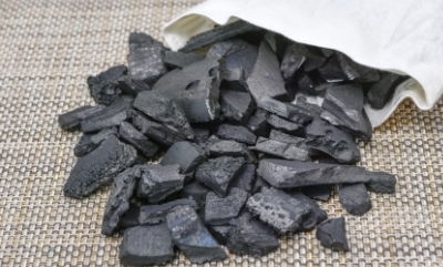 炭を袋に集めたもの